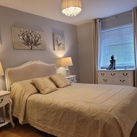 Three Bedroom Apartment By Beautiful Park Лондон Екстериор снимка
