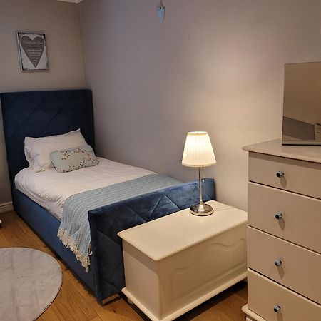 Three Bedroom Apartment By Beautiful Park Лондон Екстериор снимка