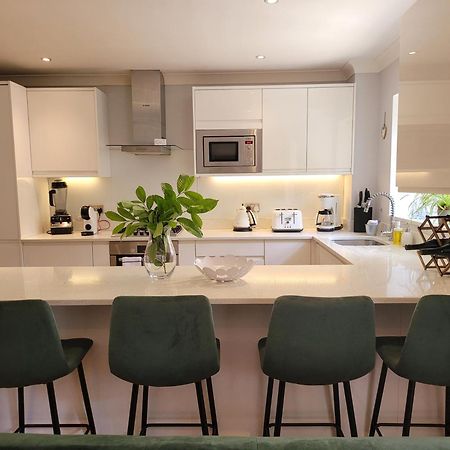 Three Bedroom Apartment By Beautiful Park Лондон Екстериор снимка