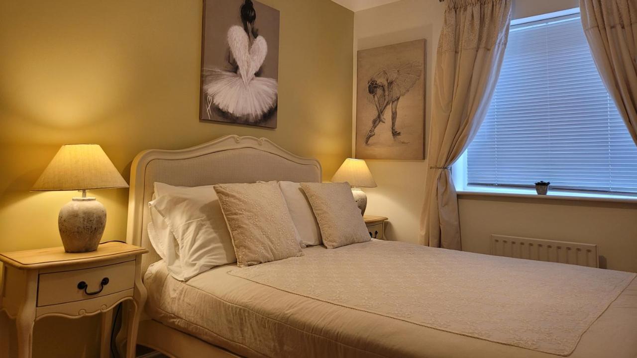 Three Bedroom Apartment By Beautiful Park Лондон Екстериор снимка