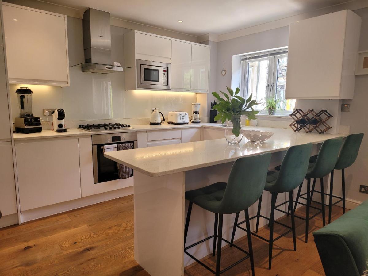 Three Bedroom Apartment By Beautiful Park Лондон Екстериор снимка