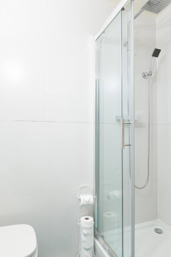 Three Bedroom Apartment By Beautiful Park Лондон Екстериор снимка