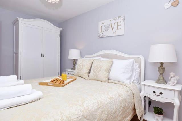 Three Bedroom Apartment By Beautiful Park Лондон Екстериор снимка