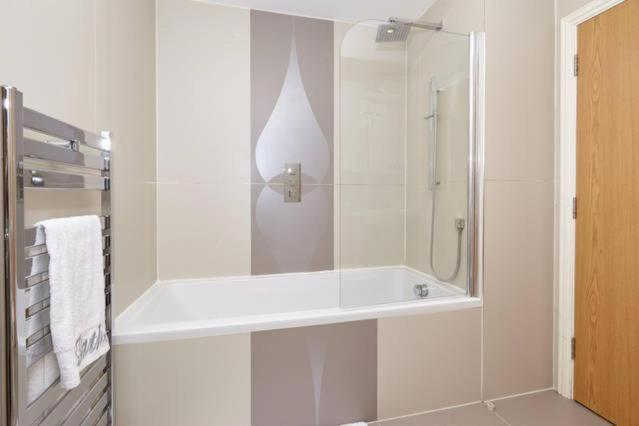 Three Bedroom Apartment By Beautiful Park Лондон Екстериор снимка