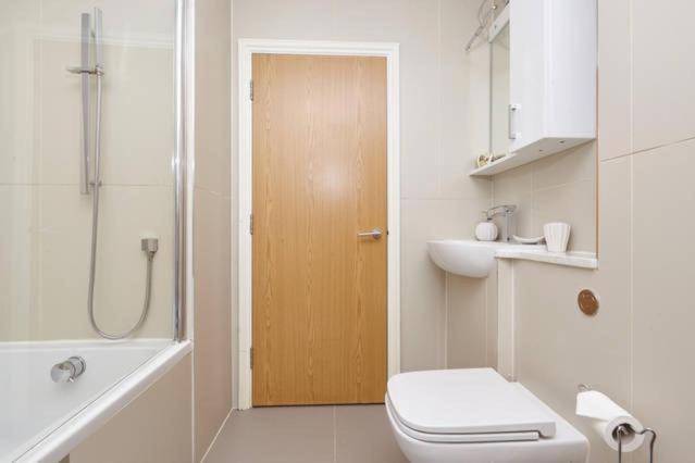 Three Bedroom Apartment By Beautiful Park Лондон Екстериор снимка