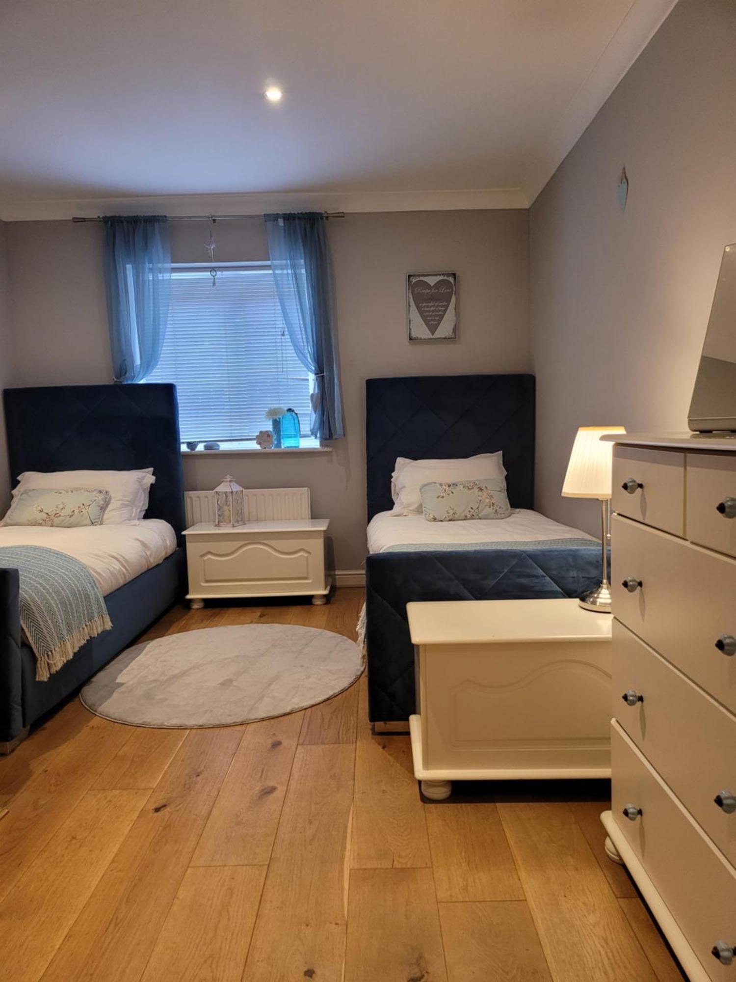Three Bedroom Apartment By Beautiful Park Лондон Екстериор снимка