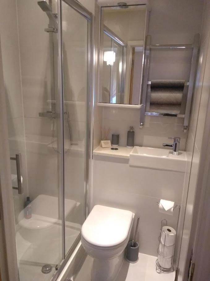 Three Bedroom Apartment By Beautiful Park Лондон Екстериор снимка
