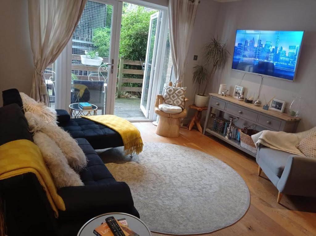 Three Bedroom Apartment By Beautiful Park Лондон Екстериор снимка